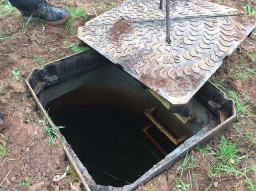 Lifting of a inspection chamber with metal cover. 